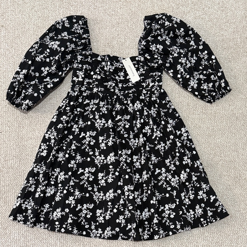 NWT Francesca’s Black & White Floral Puff-Sleeve Dress